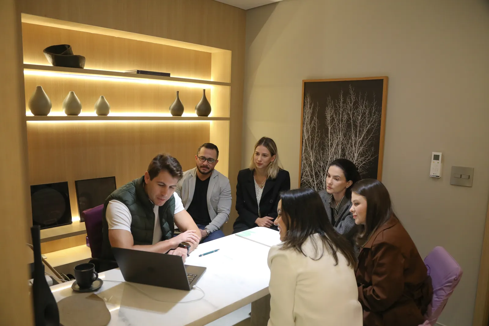 Médicos sentados à mesa com o mentor, discutindo antes da prática