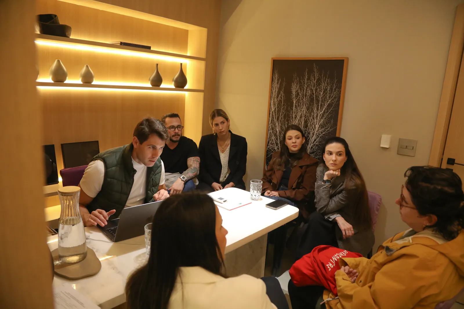A turma reunida em volta da mesa com o mentor