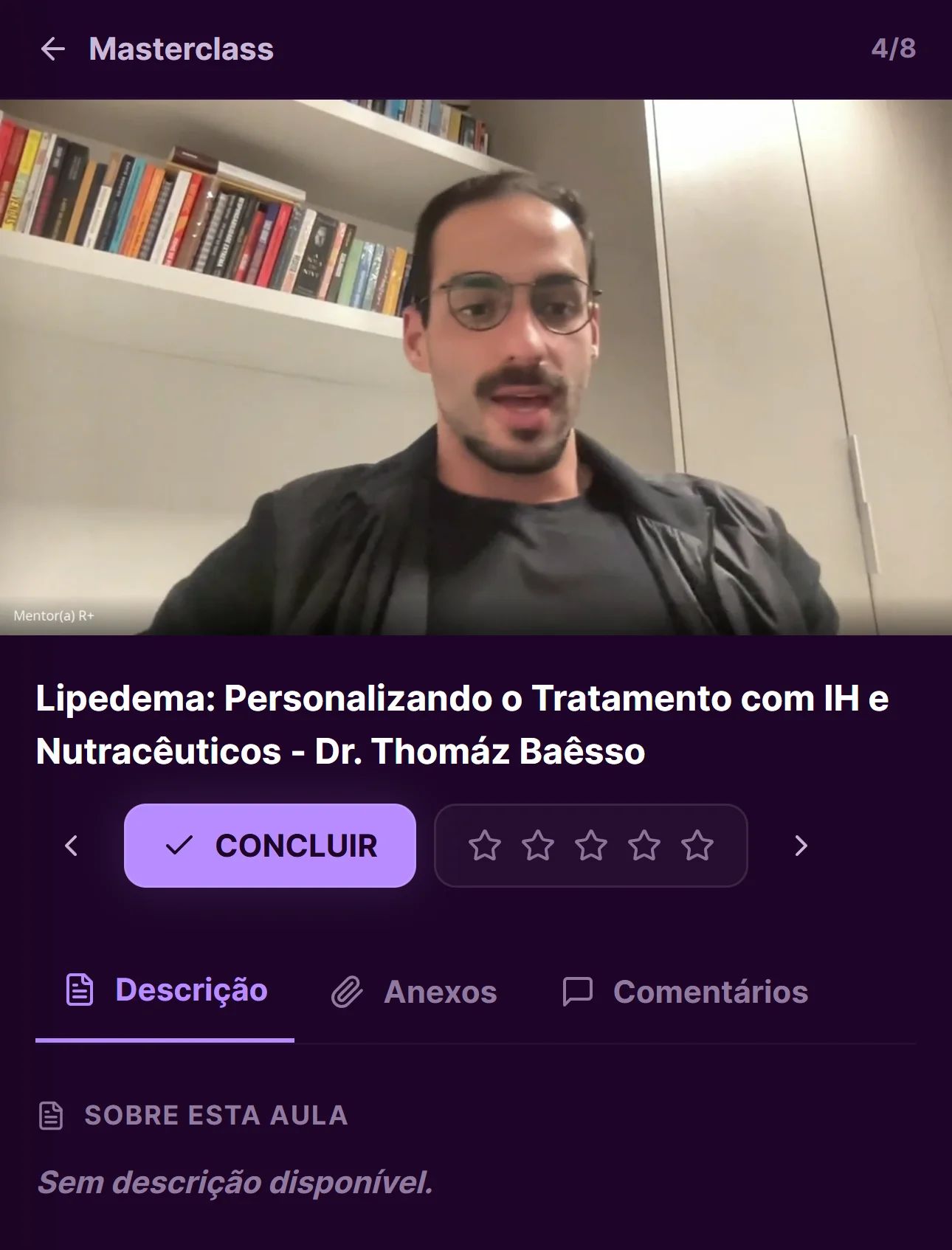 Tela do celular com a aula Lipedema: Personalizando o Tratamento com IH e Nutracêuticos, do Dr. Thomáz Baêsso, quarta de oito aulas da trilha Masterclass, com as abas Descrição, Anexos e Comentários.